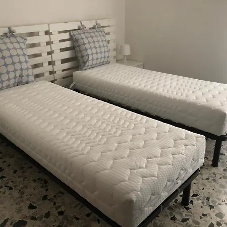 Questa Casa Non E Un Ciu-atr 9390-9 Апартаменты